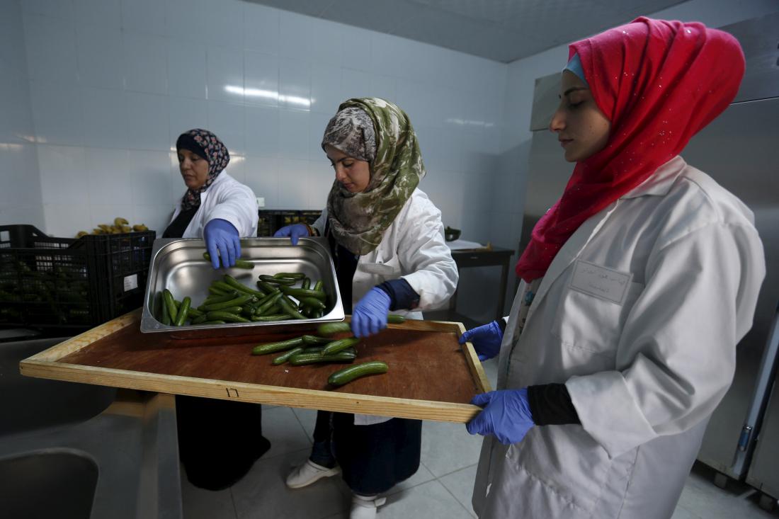 WFP employs Syrian refugee women to cook food