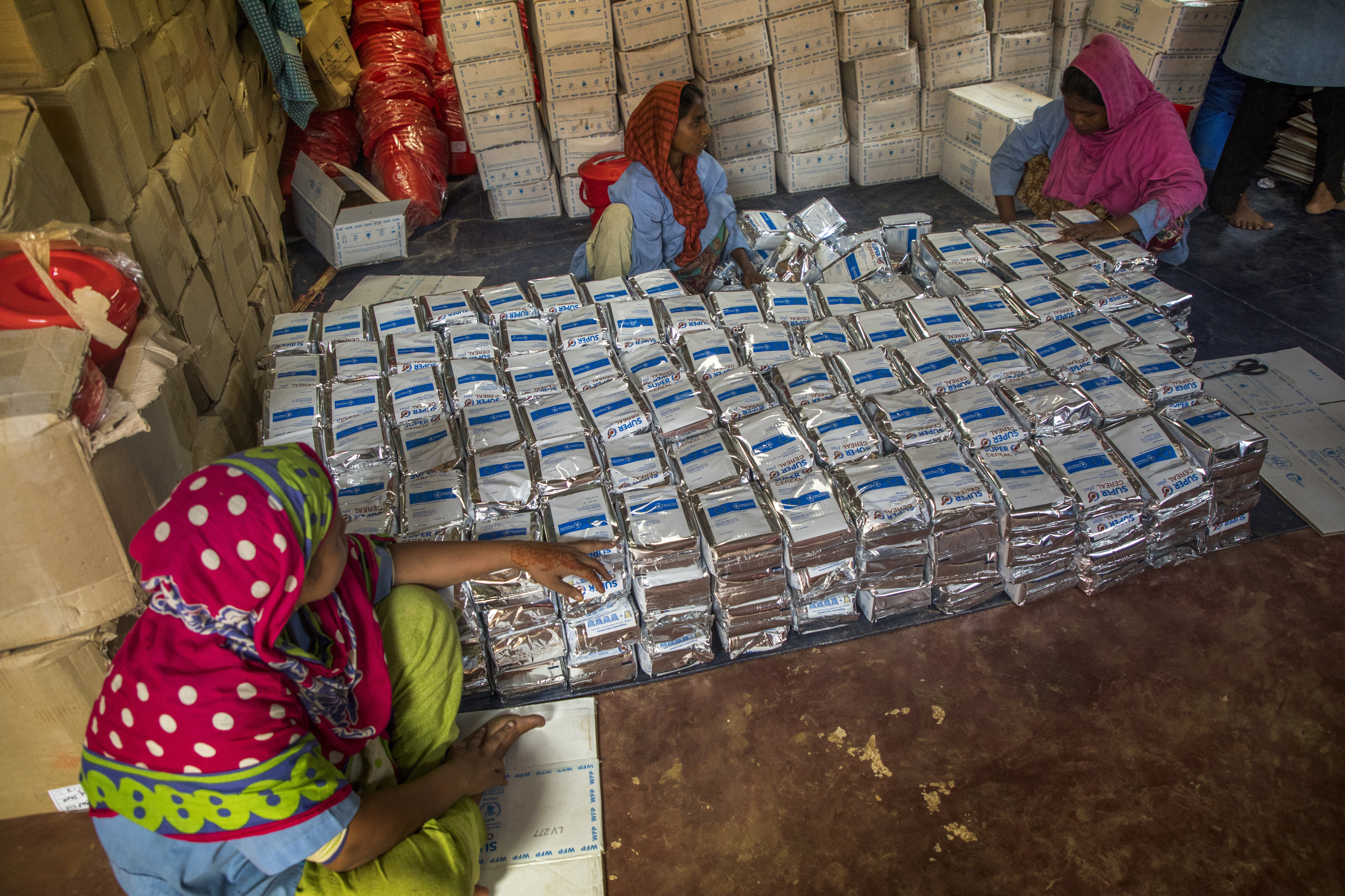 WFP distributes high energy food biscuits to refugees in the Kutupalong camp in Cox's Bazar in Bangladesh