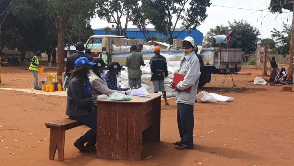 UN Volunteer helps with WFP food distribution