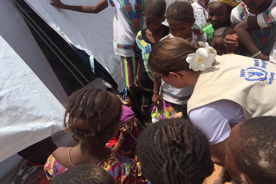 UN WFP volunteer hands out food to children in Mali