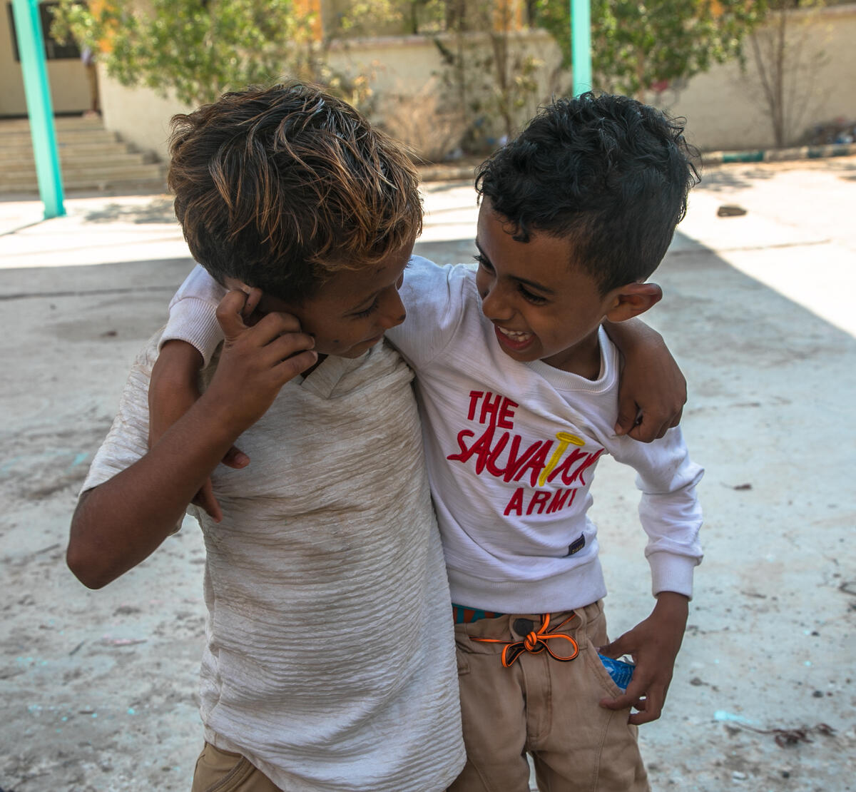 Yemeni schoolchildren share a snack