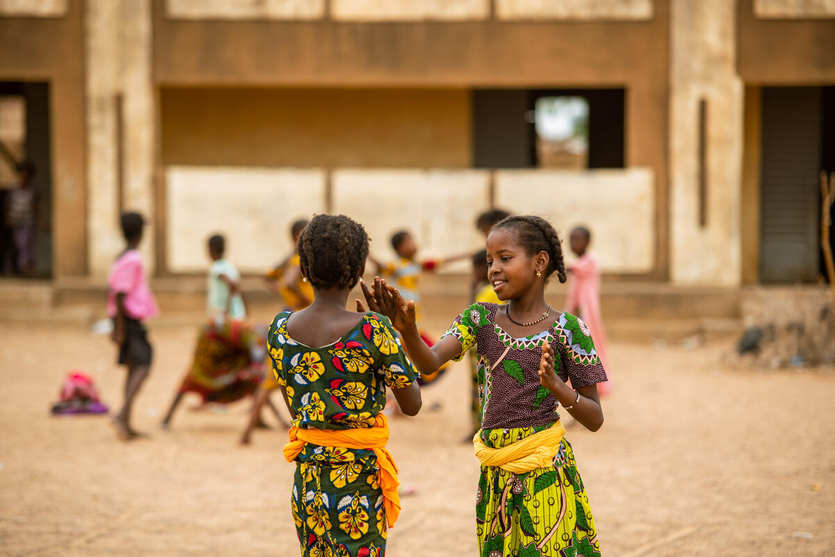 Schoolchildren in Mali play together