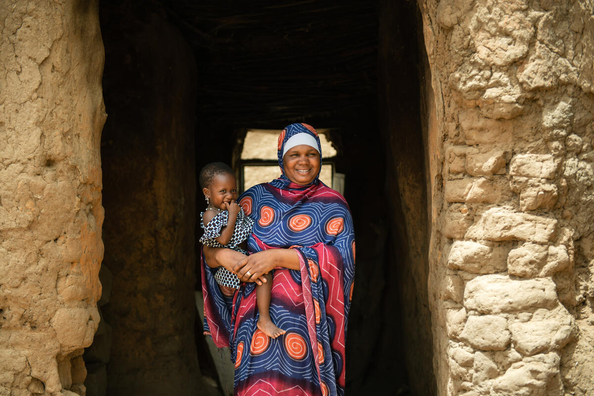 Фада держит свою молодую девушку в Мали