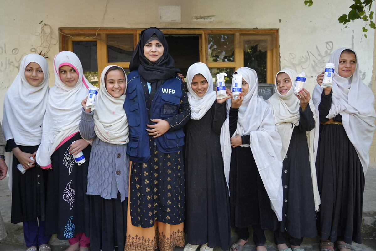 Students in Afghanistan receive WFP school meals 