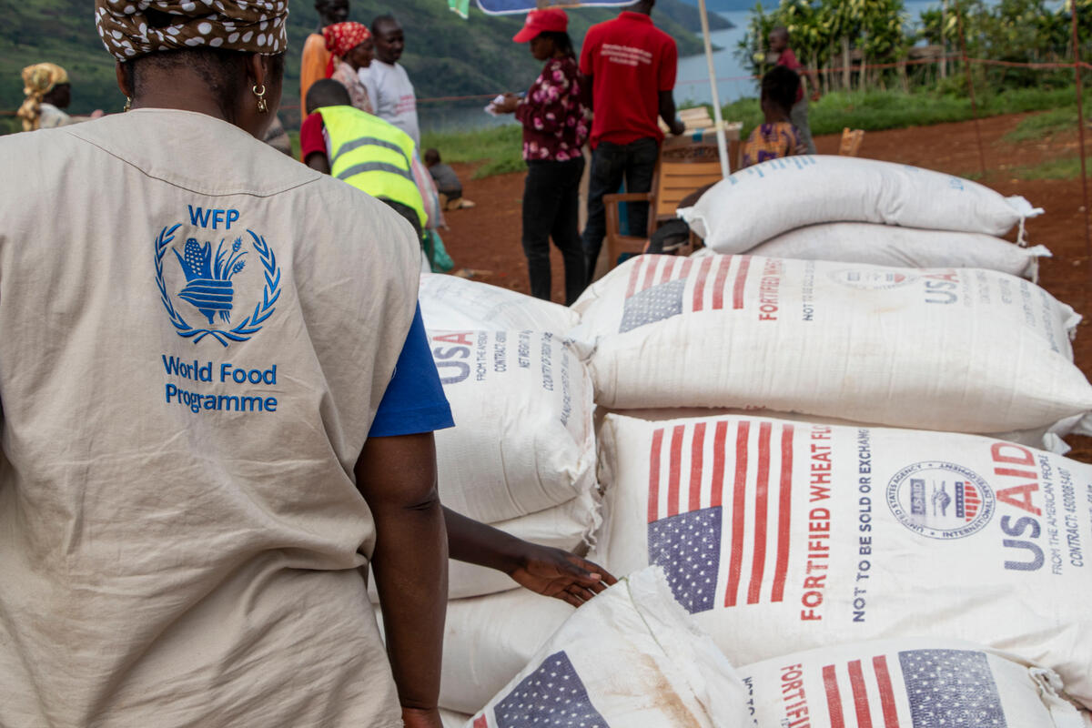 WFP staff distribute food in the DRC