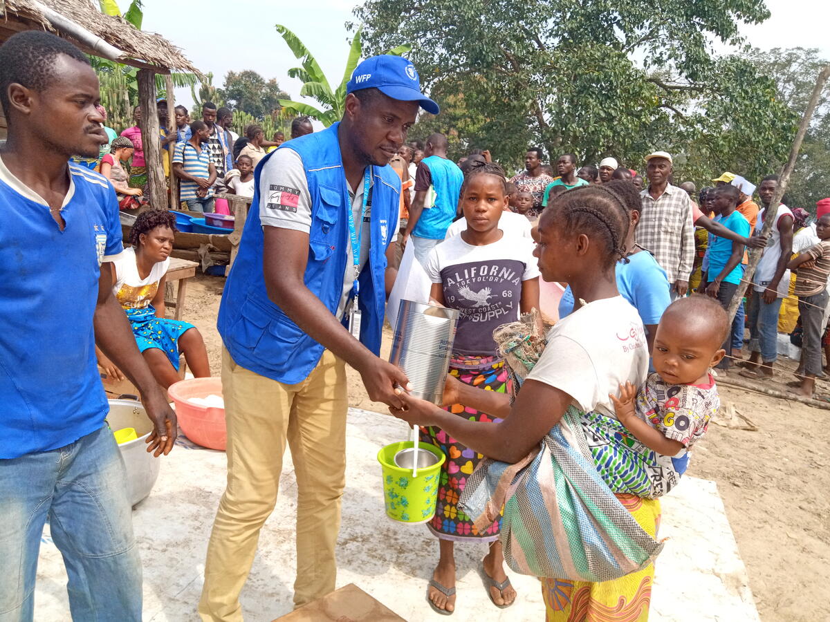 The photo was taken during a food distribution to populations affected by floods in the department of Likouala.